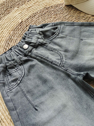 Arc-cut Vintage Jean in Washed Black - Chantmily