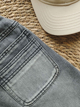 Arc-cut Vintage Jean in Washed Black - Chantmily